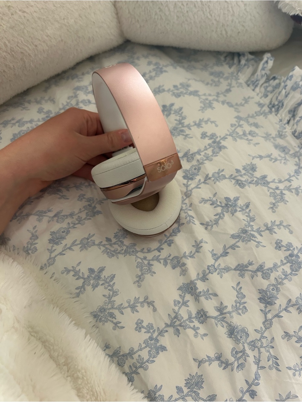 Wireless Solo 3 Beats by Dre Over-Ear Headphones - Rose Gold and White - Picture 9 of 13